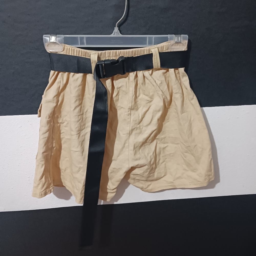 Women Beige cargo elastic shorts - Picture 3 of 10